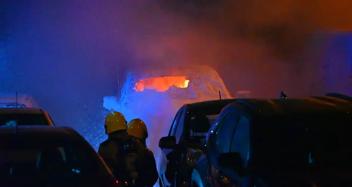 Voertuigbrand veroorzaakt grote schade - Foto 11