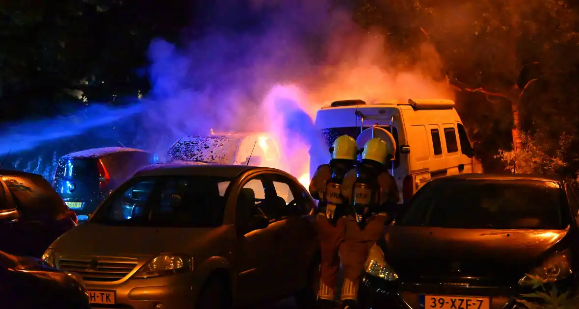 Voertuigbrand veroorzaakt grote schade - Foto 2