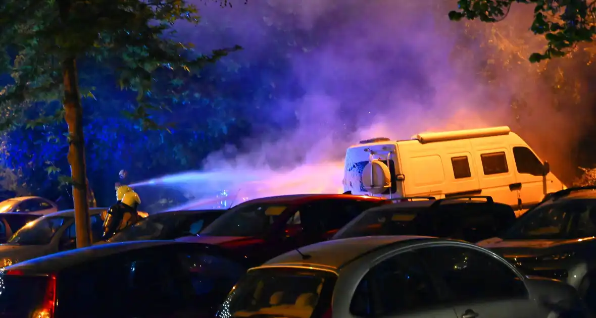 Voertuigbrand veroorzaakt grote schade - Foto 3