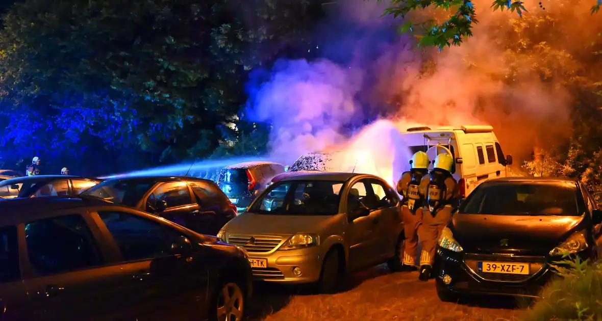Voertuigbrand veroorzaakt grote schade - Foto 4