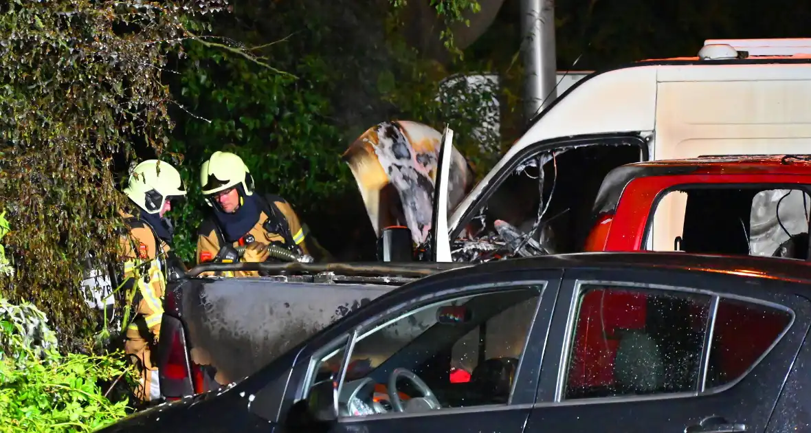 Voertuigbrand veroorzaakt grote schade - Foto 6