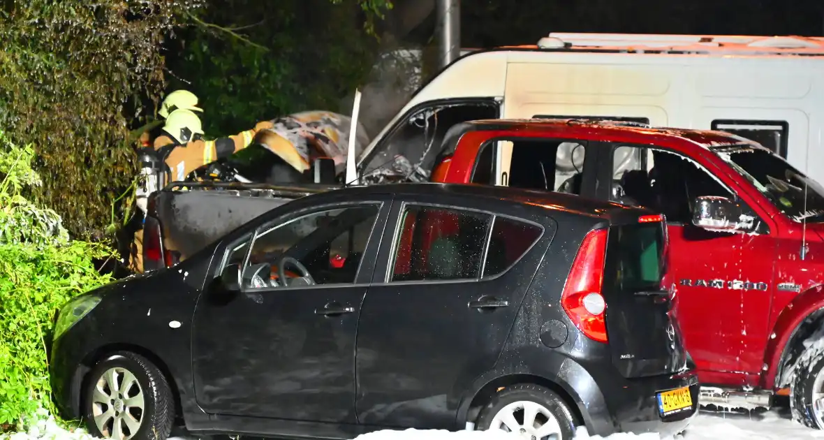 Voertuigbrand veroorzaakt grote schade - Foto 9