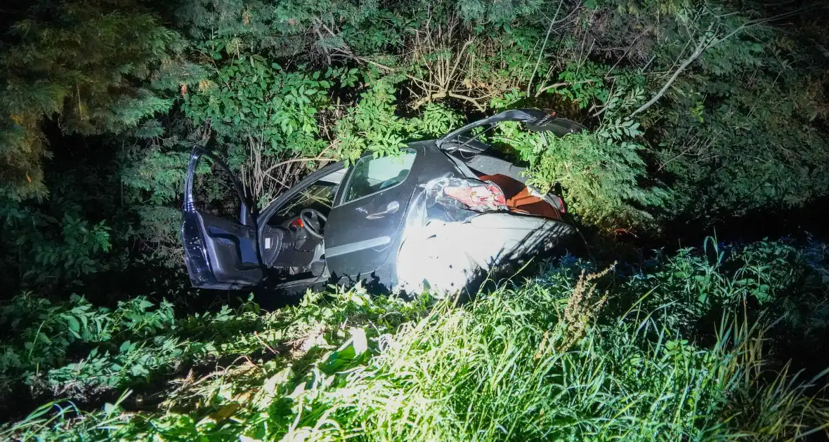 Bestuurder ongedeerd na zware crash - Foto 1
