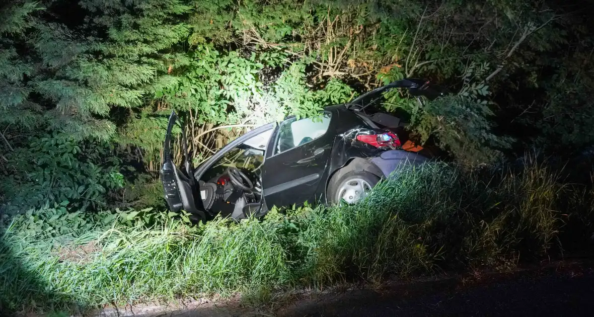 Bestuurder ongedeerd na zware crash - Foto 3