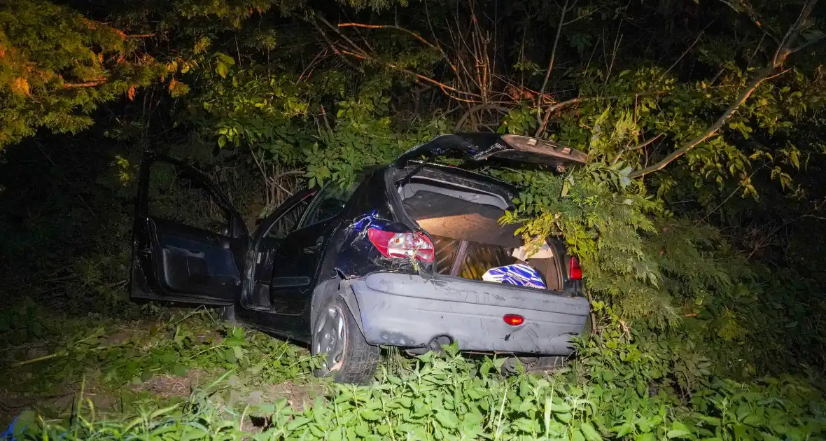Bestuurder ongedeerd na zware crash - Foto 4