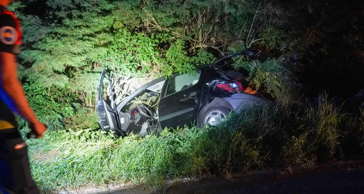 Bestuurder ongedeerd na zware crash - Foto 6