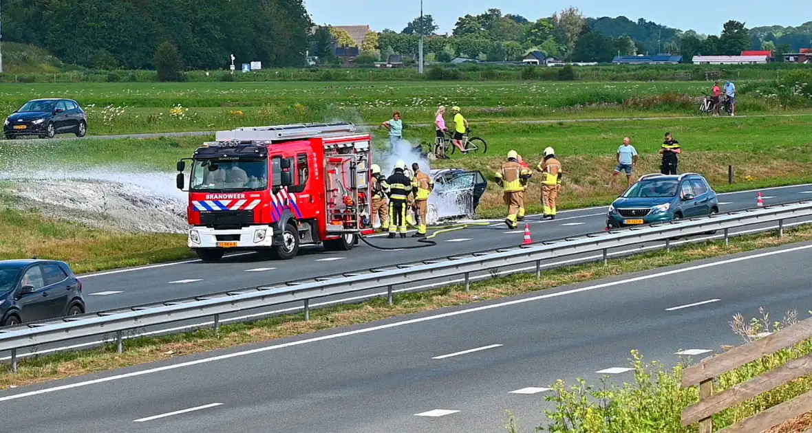 Personenauto vat vlam op snelweg