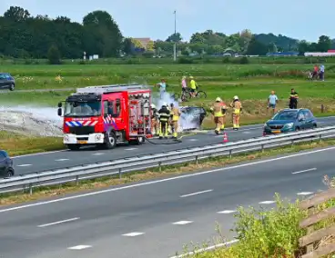 Personenauto vat vlam op snelweg