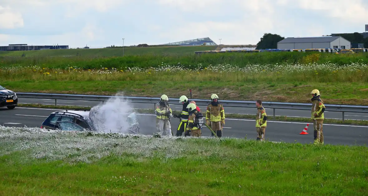 Personenauto vat vlam op snelweg - Foto 1