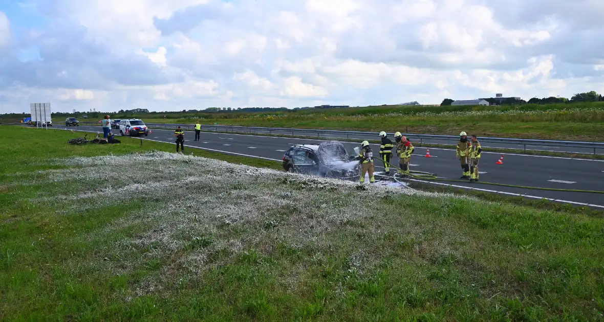 Personenauto vat vlam op snelweg - Foto 2