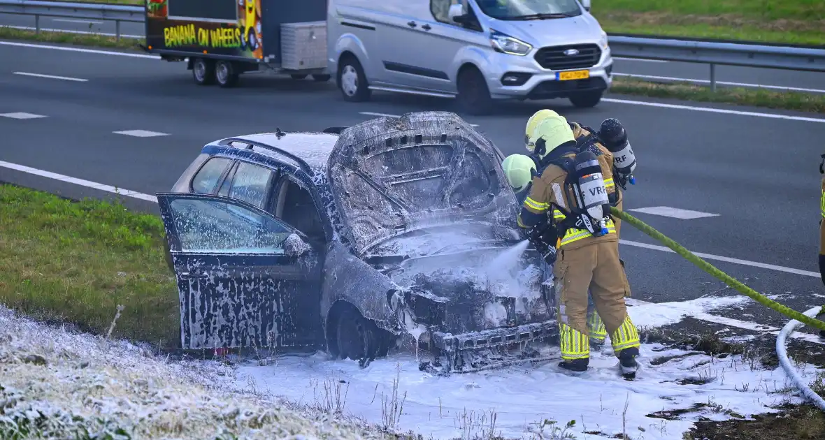 Personenauto vat vlam op snelweg - Foto 3