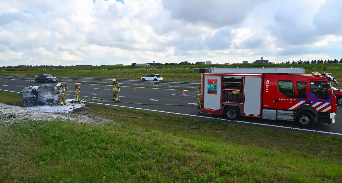 Personenauto vat vlam op snelweg - Foto 4