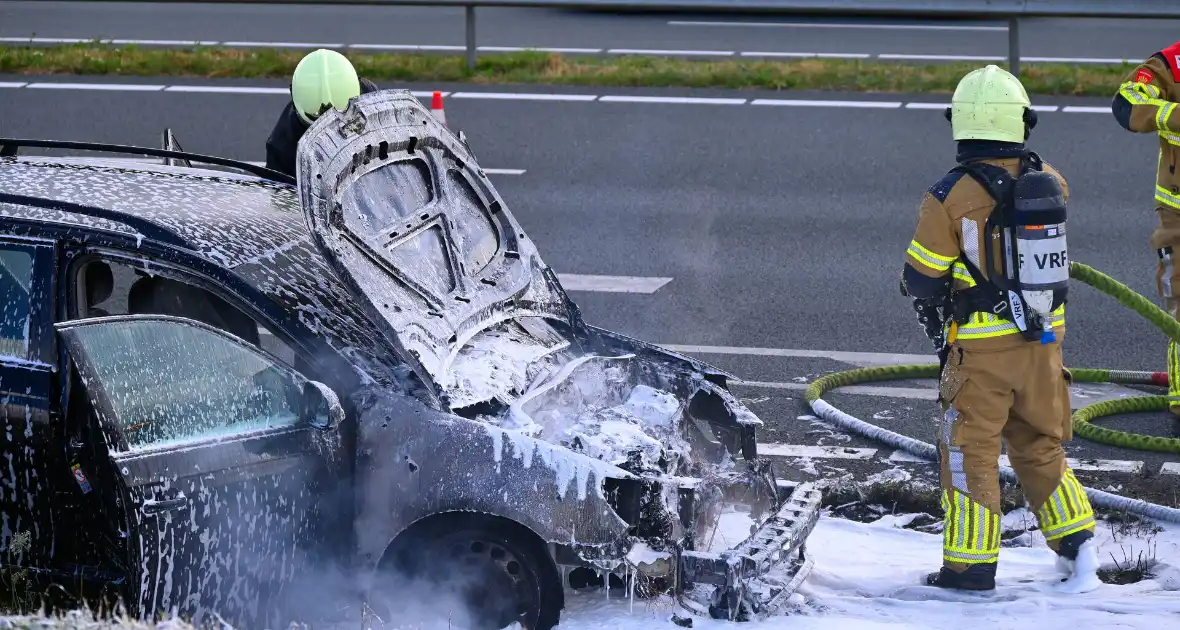 Personenauto vat vlam op snelweg - Foto 5