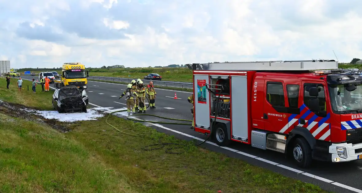 Personenauto vat vlam op snelweg - Foto 6