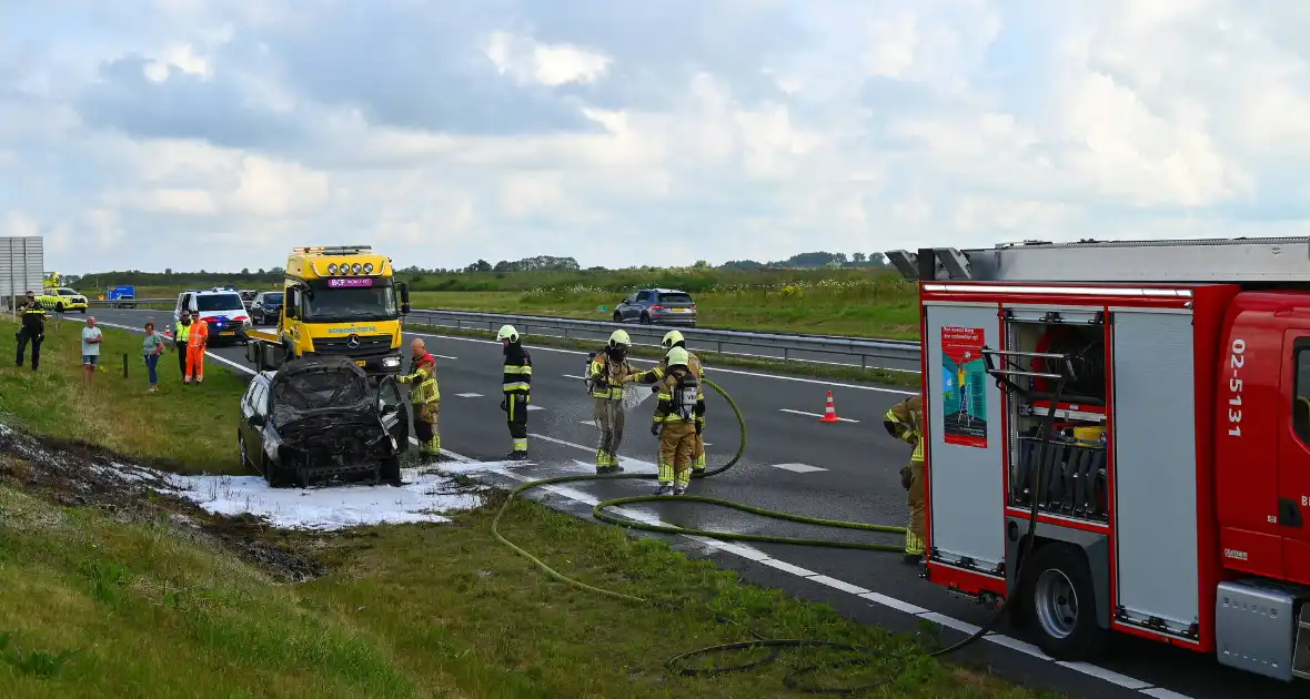 Personenauto vat vlam op snelweg - Foto 7