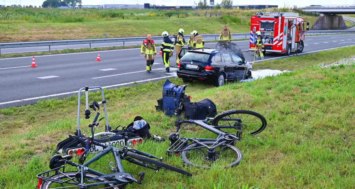 Personenauto vat vlam op snelweg - Foto 8
