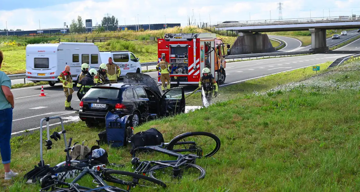 Personenauto vat vlam op snelweg - Foto 9