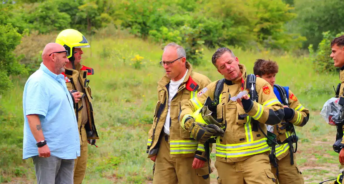 Omstanders blussen brand in duingebied