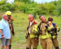 Omstanders blussen brand in duingebied