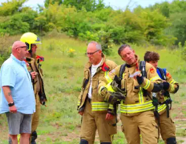 Omstanders blussen brand in duingebied
