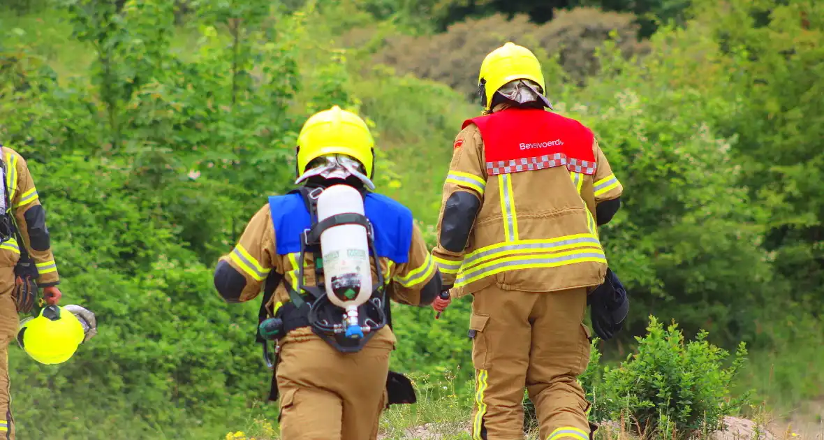 Omstanders blussen brand in duingebied - Foto 2
