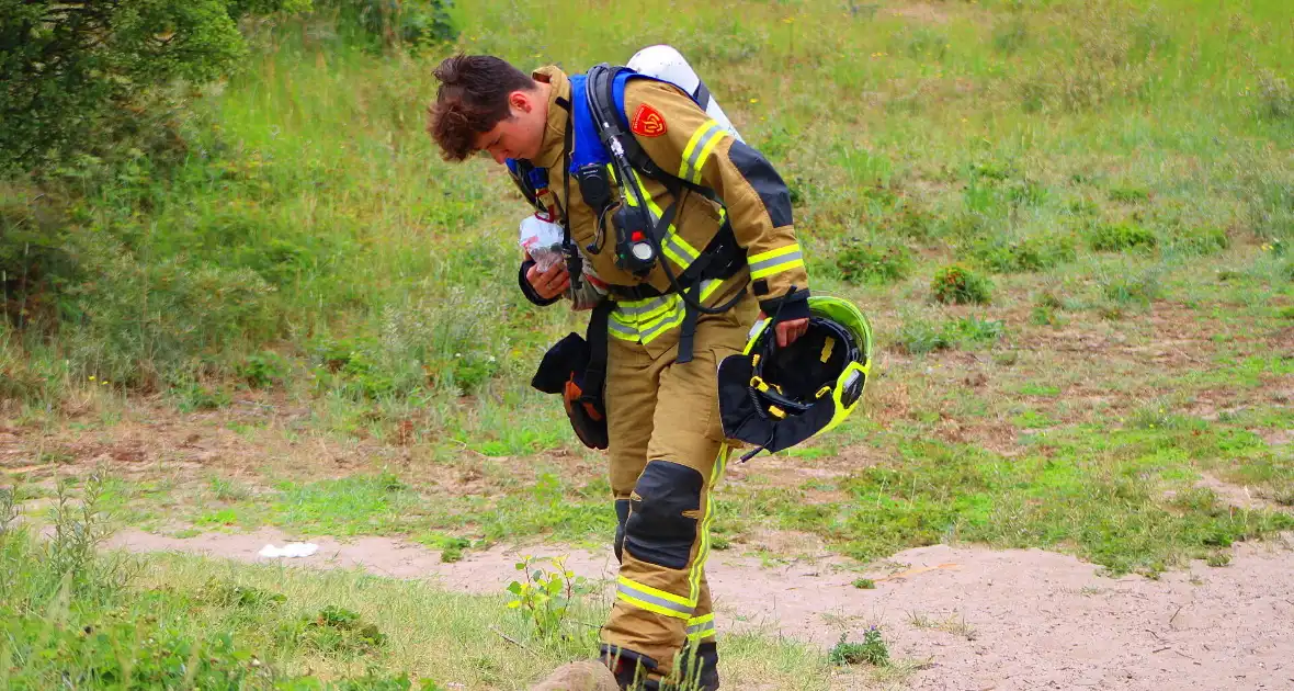 Omstanders blussen brand in duingebied - Foto 3