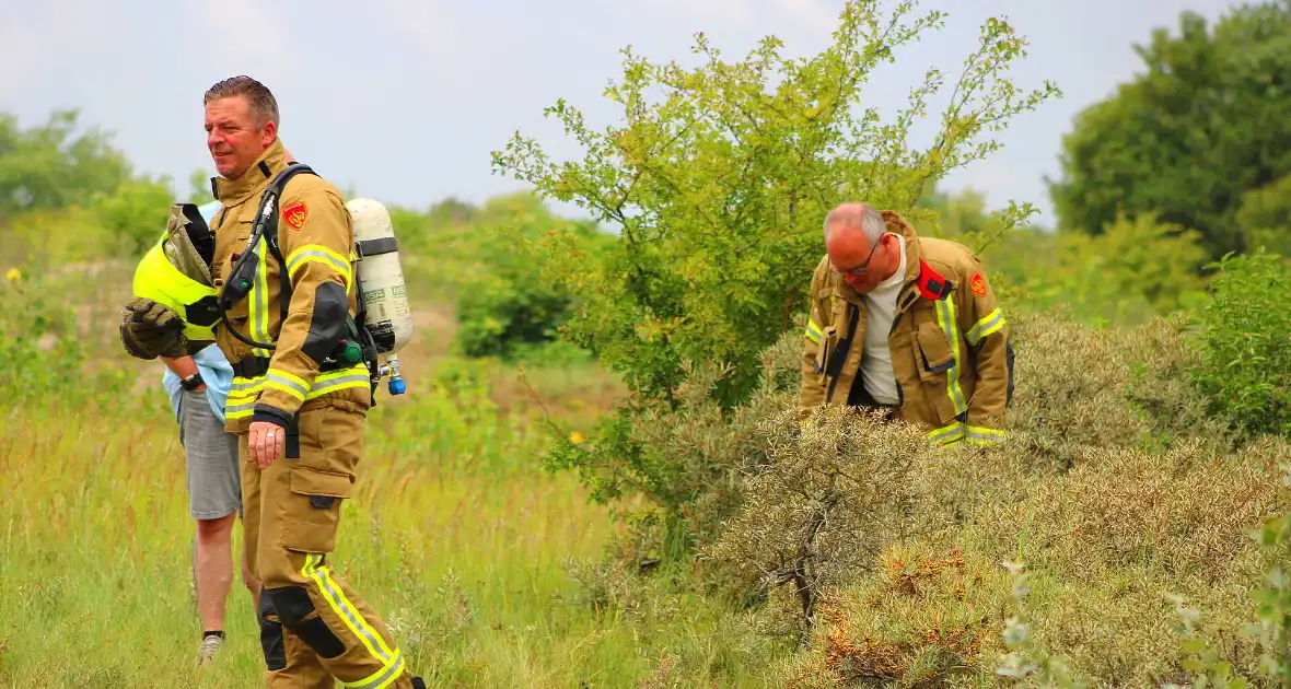 Omstanders blussen brand in duingebied - Foto 4
