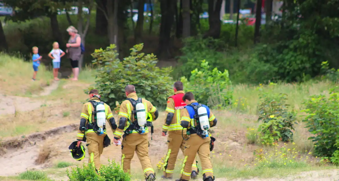 Omstanders blussen brand in duingebied - Foto 6