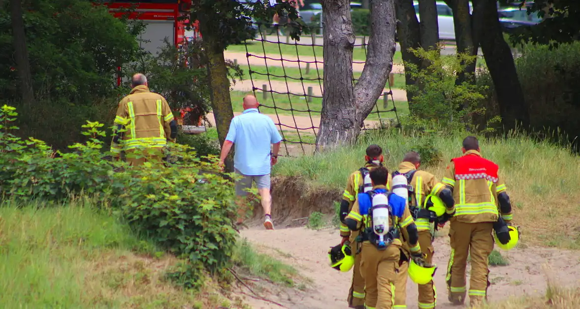Omstanders blussen brand in duingebied - Foto 8