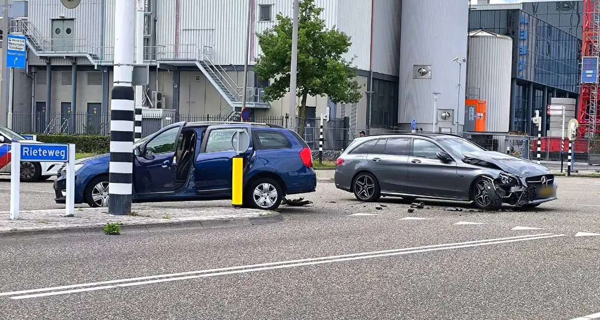 Voertuigen lopen flinke schade op bij ongeval