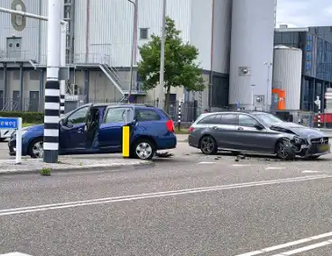 Voertuigen lopen flinke schade op bij ongeval