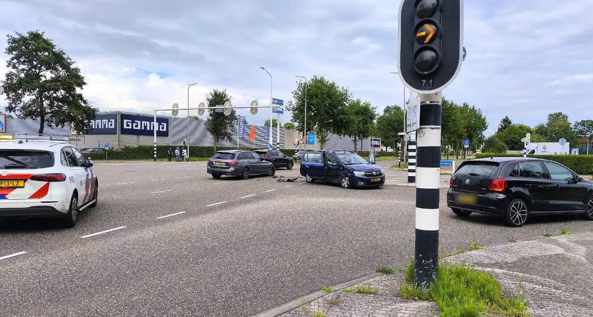 Voertuigen lopen flinke schade op bij ongeval - Foto 1