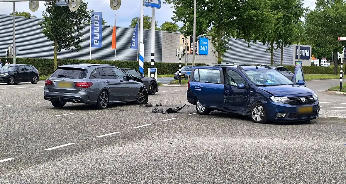 Voertuigen lopen flinke schade op bij ongeval - Foto 2
