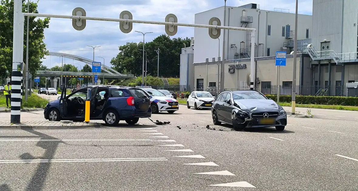 Voertuigen lopen flinke schade op bij ongeval - Foto 3