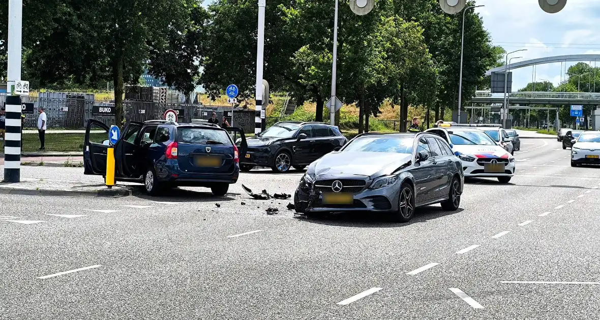 Voertuigen lopen flinke schade op bij ongeval - Foto 4