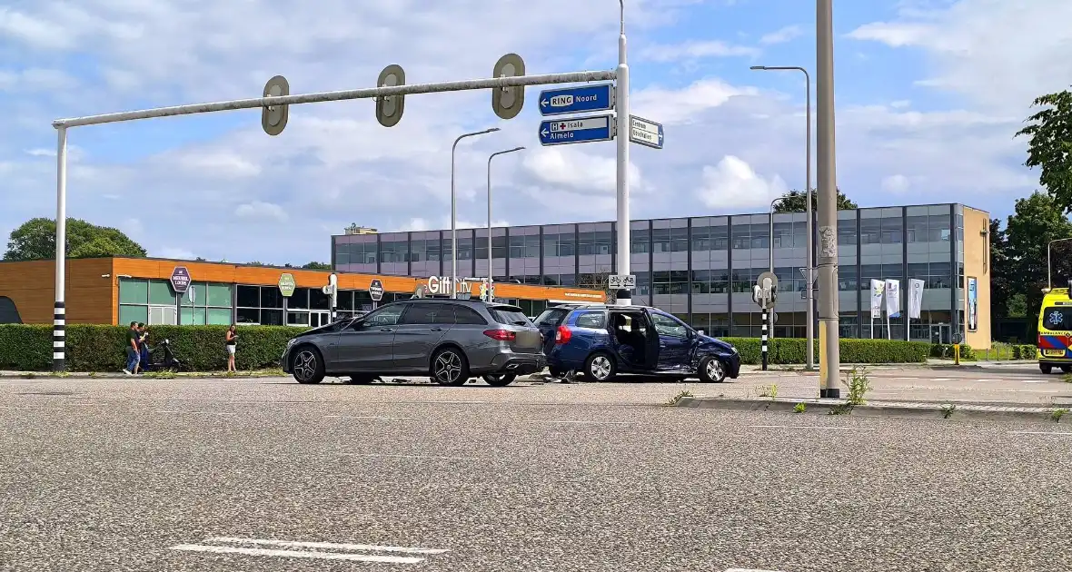 Voertuigen lopen flinke schade op bij ongeval - Foto 5