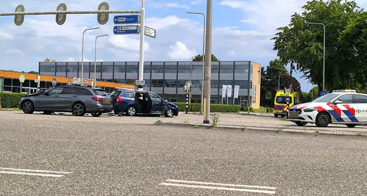 Voertuigen lopen flinke schade op bij ongeval - Foto 6