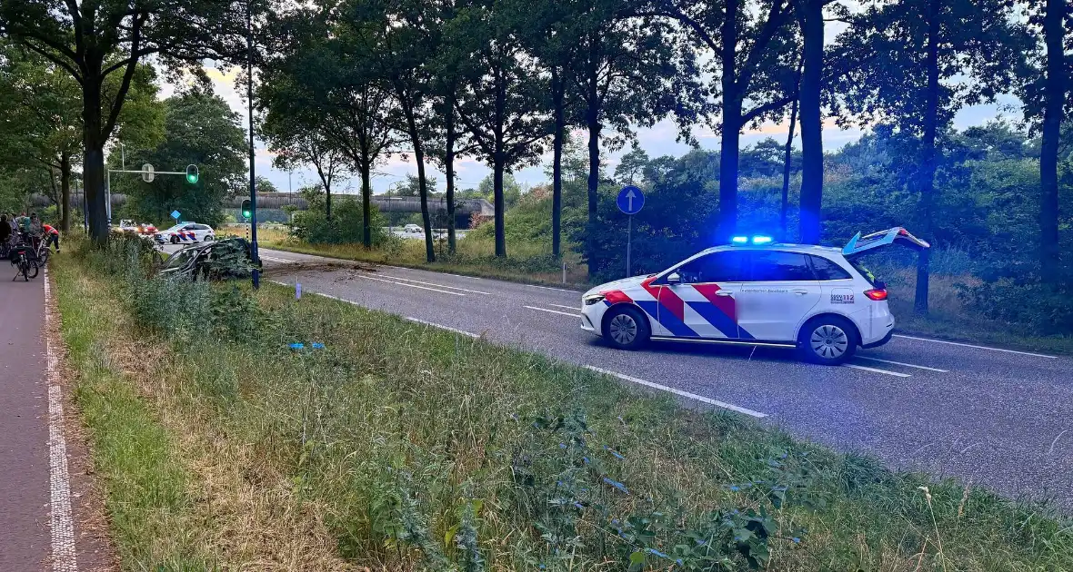 Auto verliest controle en botst in berm