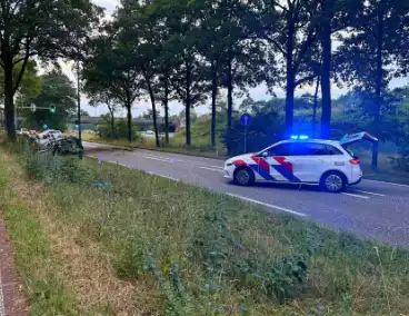 Auto verliest controle en botst in berm