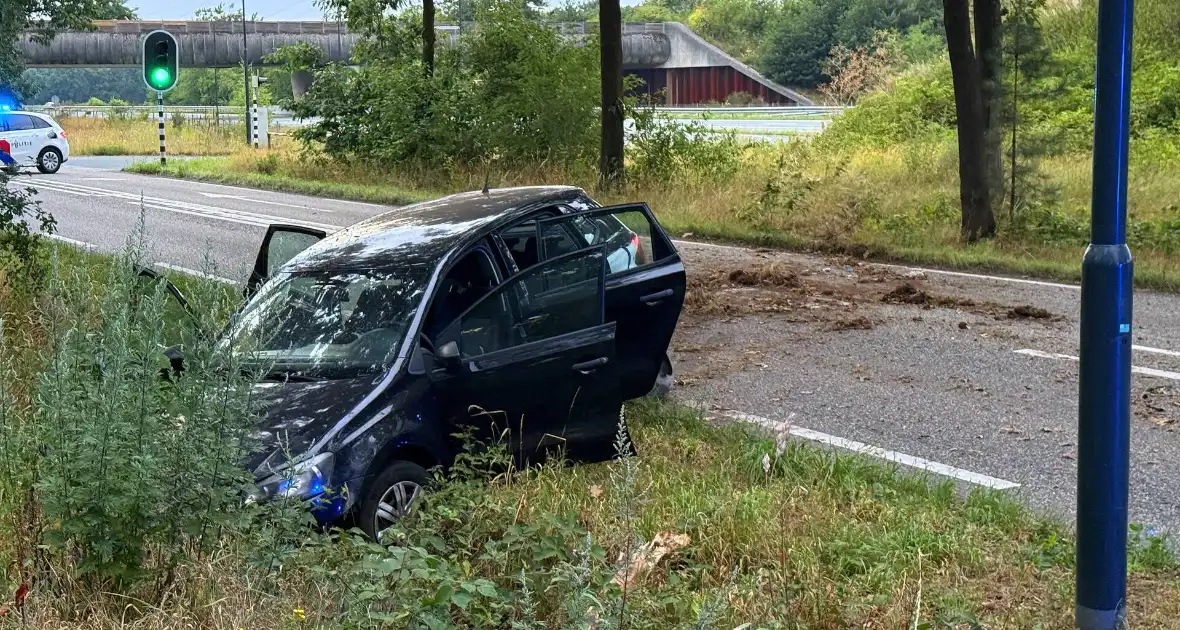 Auto verliest controle en botst in berm - Foto 1