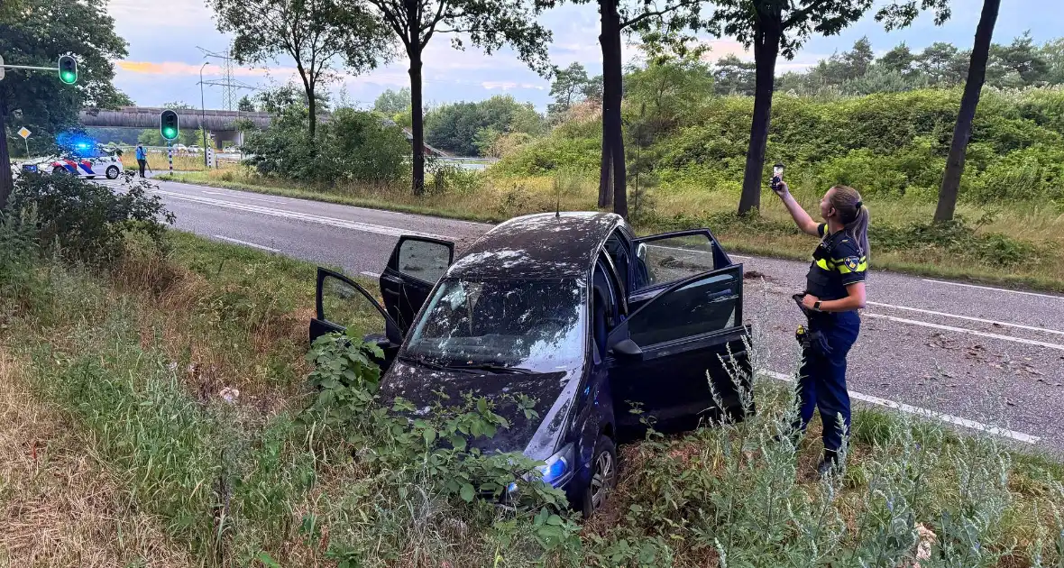 Auto verliest controle en botst in berm - Foto 2