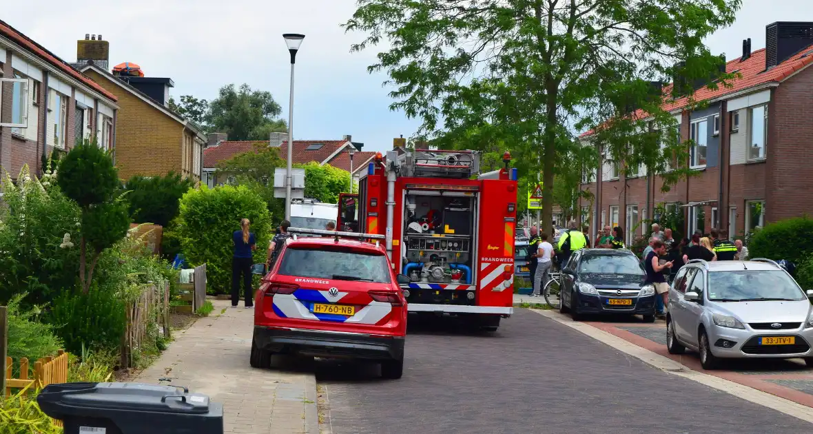 Afvalbrand bij woning trekt veel bekijks