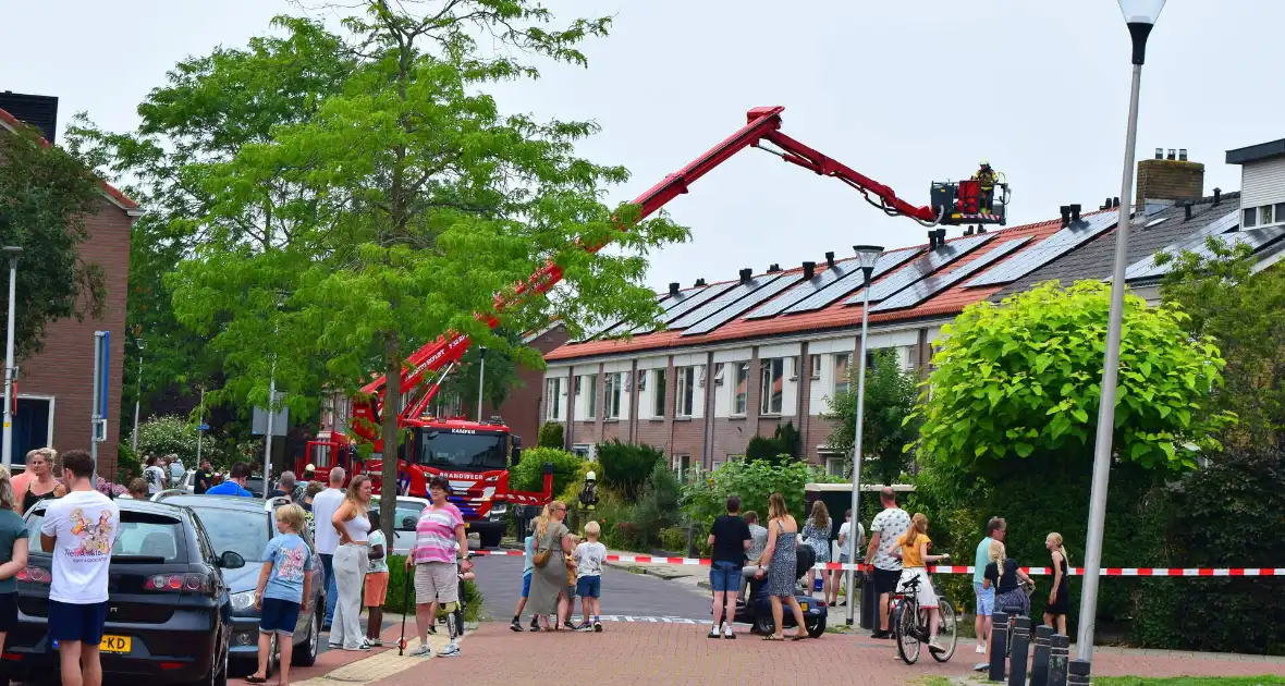 Afvalbrand bij woning trekt veel bekijks - Foto 10