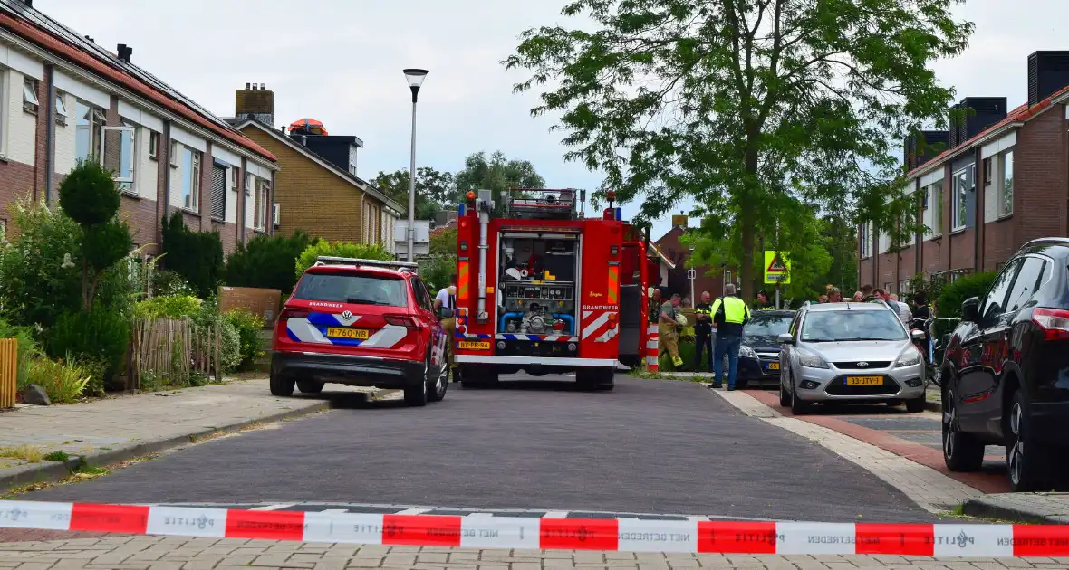 Afvalbrand bij woning trekt veel bekijks - Foto 2