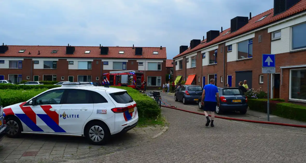 Afvalbrand bij woning trekt veel bekijks - Foto 3