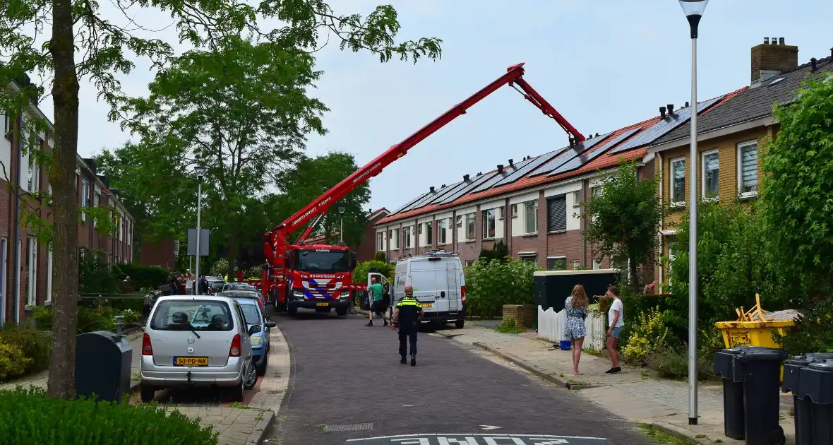 Afvalbrand bij woning trekt veel bekijks - Foto 4
