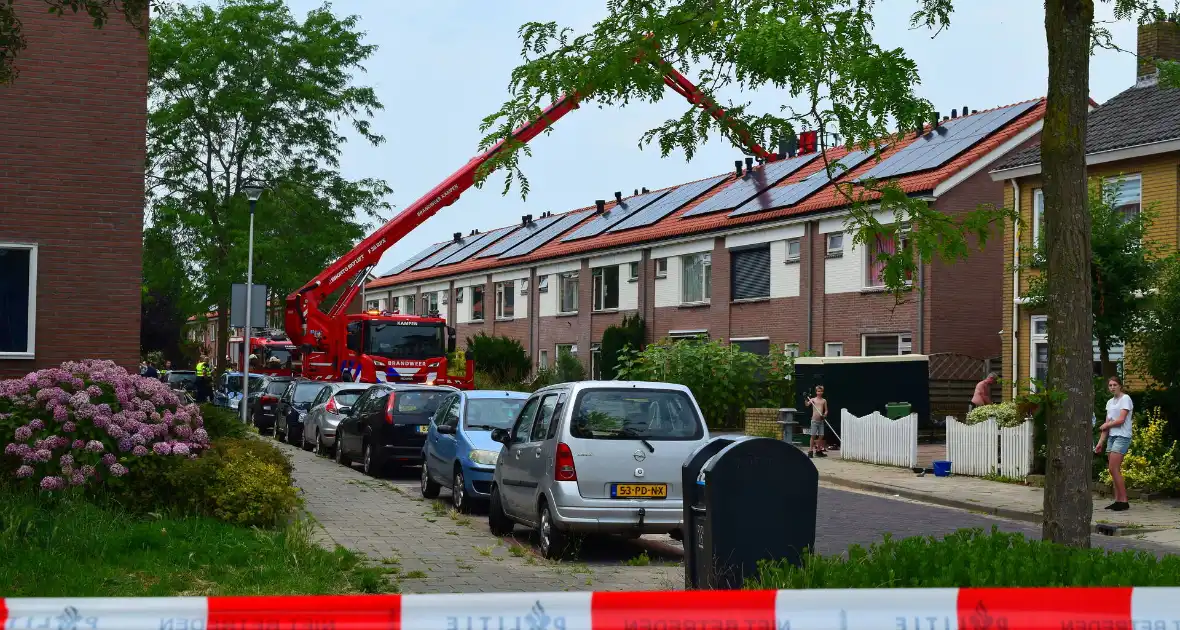 Afvalbrand bij woning trekt veel bekijks - Foto 5