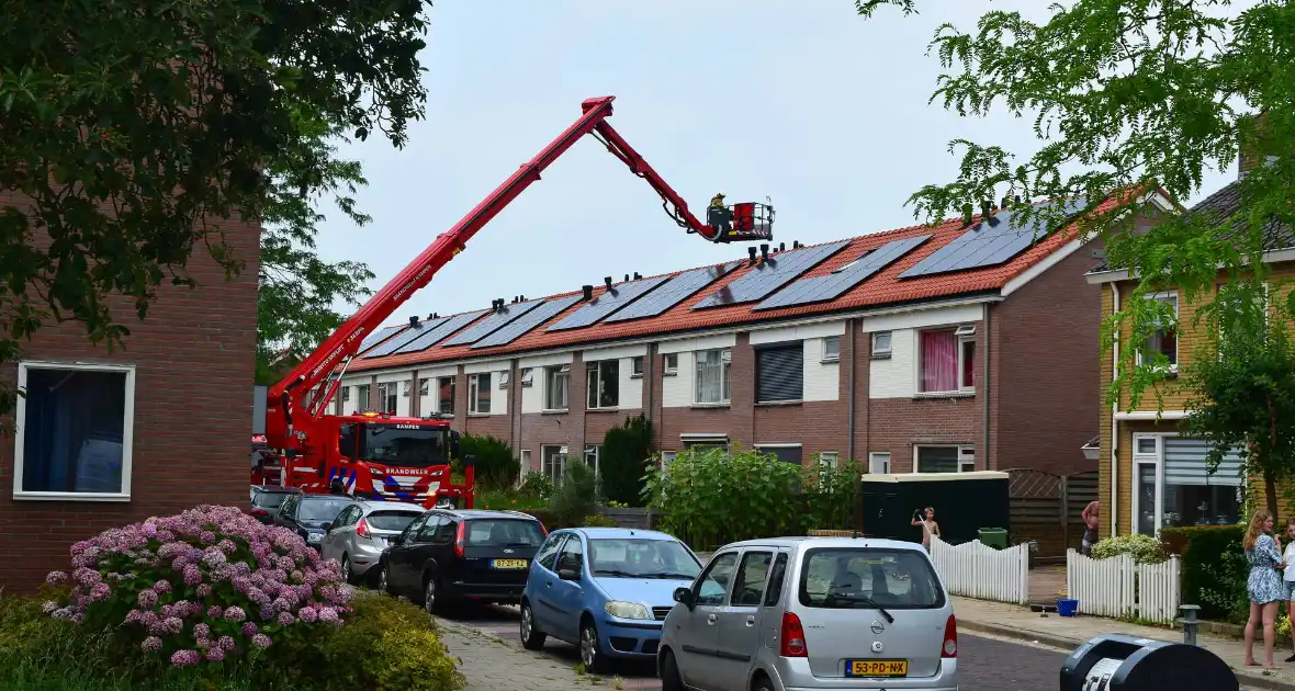 Afvalbrand bij woning trekt veel bekijks - Foto 6