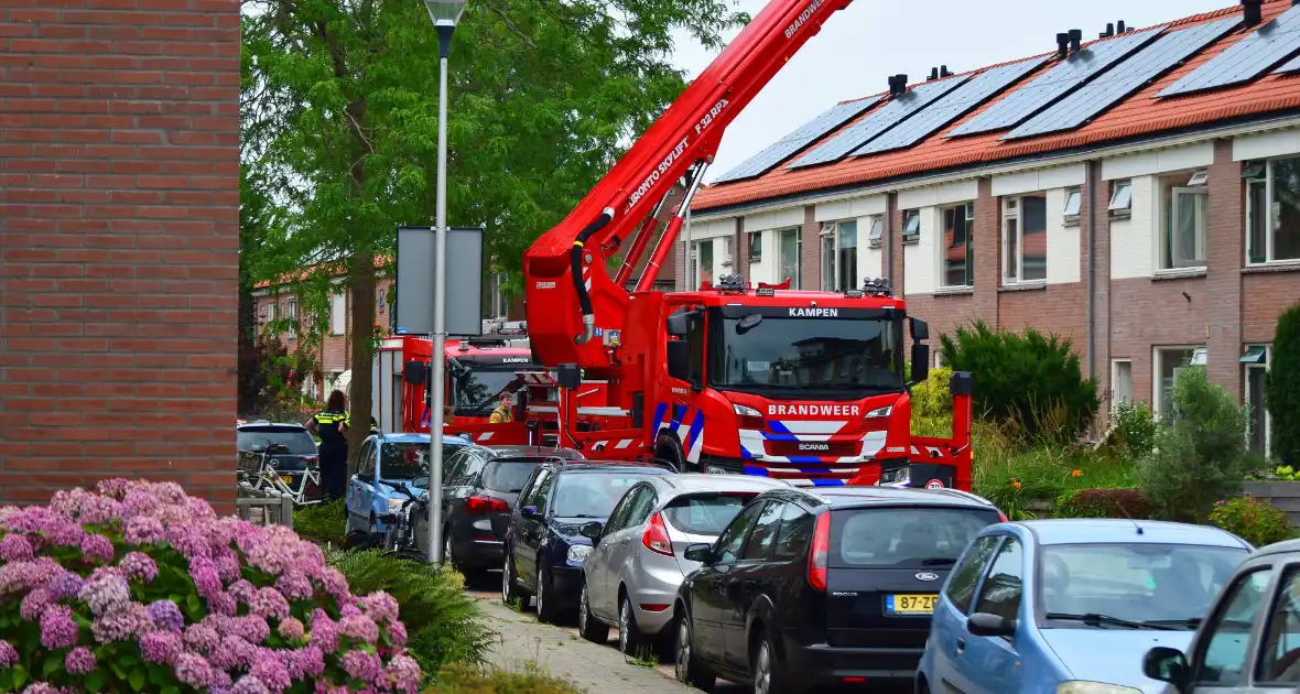 Afvalbrand bij woning trekt veel bekijks - Foto 7