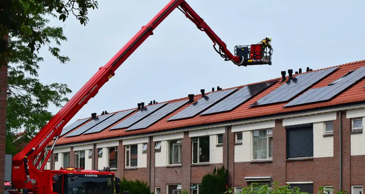 Afvalbrand bij woning trekt veel bekijks - Foto 8